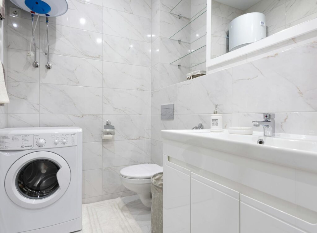 Small bathroom with wall-mounted shelves